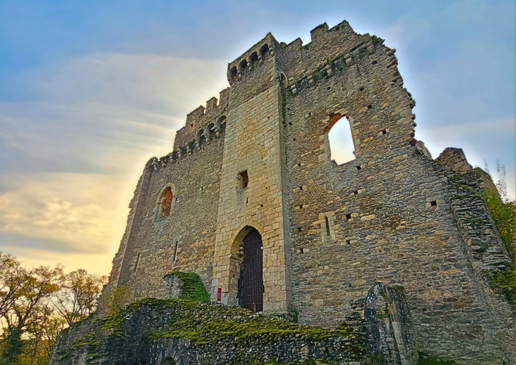 Les 3 Clefs de GaYa – Hébergement insolite d’exception en Limousin Un seul hébergement, un niveau de confort rarement proposé : jacuzzi privatif, sauna dédié, lit hydromassant à technologie professionnelle et enveloppements corporels. Un concept unique près de Limoges, pensé pour une escapade romantique ou une nuit en amoureux dans un lieu insolite au standing remarquable.