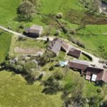 Les 3 Clefs de GaYa – Love room insolite près de Limoges Plongez dans l’univers intime d’une love room insolite où chaque équipement bien-être est d’un niveau premium. Le lit hydromassant, rarement proposé dans un gîte, le jacuzzi et le sauna privatif créent une atmosphère unique. Parfait pour une escapade romantique, une nuit en amoureux ou une expérience hors du commun en Limousin.