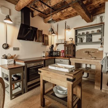 Les 3 Clefs de Gaya proposent un gîte bien-être insolite près de Limoges, au cœur du Limousin. Cette location avec jacuzzi, intégrée dans un spa privatif comprenant également un lit hydromassant avec ses massages, un sauna et des enveloppements corporels, est idéale pour un séjour bien-être. Parfait pour une escapade romantique ou une nuit en amoureux dans un esprit love room, l’hébergement allie intimité, originalité et prestations haut de gamme.