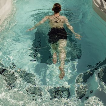 hébergement bien-être avec spa de nage, sauna et lit hydromassant