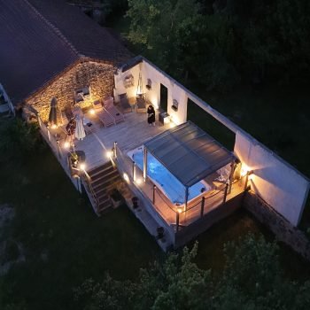 Découvrez Les 3 Clefs de GaYa, un hébergement insolite unique en Limousin, alliant intimité, confort et bien-être. Profitez d’un spa privatif de luxe incluant jacuzzi, lit hydromassant avec massages et sauna haut de gamme, pour une expérience rare et exceptionnelle. Les enveloppements corporels viennent sublimer votre séjour, offrant un moment encore plus exclusif. Parfait pour une nuit en amoureux, une escapade romantique ou une love room dans un cadre naturel et privilégié.